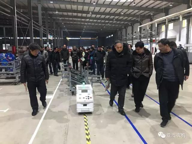 各級(jí)領(lǐng)導(dǎo)觀摩總裝配線的AGV智能搬運(yùn)車 各級(jí)領(lǐng)導(dǎo)觀摩總裝配線的AGV智能搬運(yùn)車